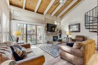 Enjoy the lake from this retreat with private beach access & a waterfront pool - B&B South Lake Tahoe