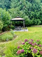 Bright & Cozy Garden Level Suite - Bed and Breakfast North Vancouver
