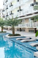 Airport Gem with Pool and Gym - Chambres d'hôtes Pusok