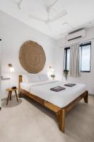 Earthy: Large 1 BHK in Gated Society - Chambres d'hôtes Bombay