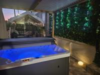 Heated Jacuzzi & Luxury Garden Retreat Larnaca - B&B Lárnaca