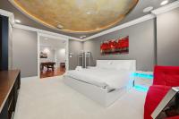 Luxury 2BR Retreat Near UBC with Sauna, Theatre & Pool Table - Chambres d'hôtes Vancouver