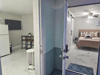 Miami Gardens Cozy 2-Bedroom Private Guesthouse - B&B Miami Gardens
