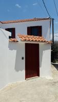 Serenity Haven Authentic Village House with Yard - B&B Eresós