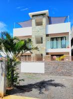 Freesia 4 Apartment Pool 3 min walk to beach and shops - Chambres d'hôtes Trou aux Biches