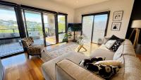 Coastal Tones - Designer Beach house - Pets Welcome - Huge Yard - Walk to Beach - Bed and Breakfast Cowes