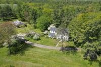Renovated farmhouse on an acreage with grill, four-bedrooms, & W/D - river views - Chambres d'hôtes Brunswick