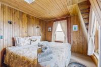 Dog-friendly, bayfront home - gorgeous ocean views, private balcony & fireplace - B&B East Boothbay