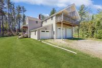 Modern farmhouse with deck, firepit, & balcony - Chambres d'hôtes Northport
