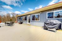 Dog-friendly apartment by Moosehead Lake with sprawling deck & firepit - B&B Rockwood