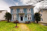 Charming upstairs duplex with fast WiFi, partial AC, & walkable location - Bed and Breakfast Bucksport