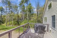 Modern farmhouse with deck, firepit, & balcony - Chambres d'hôtes Northport