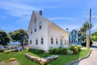 Charming Cape-style House with Panoramic River Views and Modern Amenities - B&B Bath