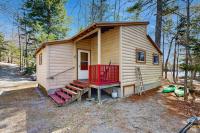 Quiet lakefront cottage with a firepit, private beach, & two kayaks - B&B Otis