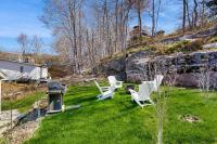 Iconic downtown retreat with firepit & fireplace- walk to Harbor Footbridge - Bed and Breakfast Boothbay Harbor