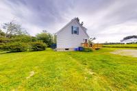 Serene home with a deck, grill, firepit, board games, washer/dryer, & mtn views - Chambres d'hôtes East Lamoine