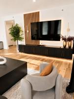 Ivory Oasis Walkable Buckhead Stay with 85 Inch TV and Free Parking - B&B Atlanta