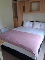 Escape by the Loch with lazy spa hot tub - B&B Stranraer