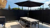 Stunning Ajijic Lake Chapala 2 Bdrm-AC-Bikes-Gym-Pickleball Court-Golf Cart - Chambres d'hôtes Ajijic