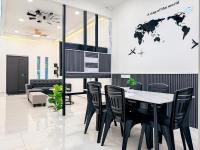 Black & White 3BR Landed 8 Pax with Free Netflix WiFi Coway - Chambres d'hôtes Simpang