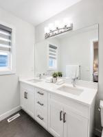 Heartland Stays - Brand New 3 Bed Room Cozy Home - Chambres d'hôtes Cochrane
