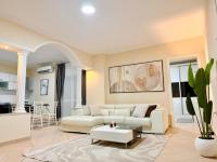 Seaside Serenity Central Apartment! Free Parking - Bed and Breakfast Vlorë