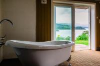 Cosy basement room, bathtub and sauna with a stunning view - B&B Løken
