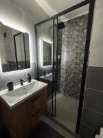 Newly renovated flat next to forest park - B&B Prague