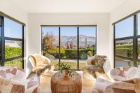 Modern Wanaka Home with Mountain Views - B&B Wanaka
