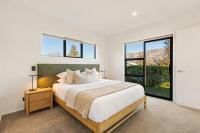 Modern Wanaka Home with Mountain Views - B&B Wanaka