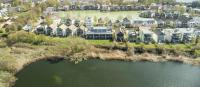 Lakeside Cotswolds apartment on Lower Mill Estate nature reserve with free spa and pool access - B&B Somerford Keynes