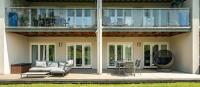 Lakeside Cotswolds apartment on Lower Mill Estate nature reserve with free spa and pool access - B&B Somerford Keynes