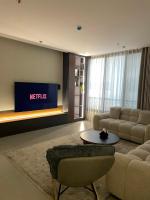 3 Living Room, Kitchen, Luxury Furniture شقة ثلاث غرف وصاله ومطبخ ودورتين مياة - B&B Dammam