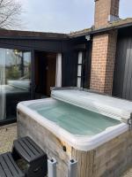 The Wooden Nest Jacuzzi & Lake View - Ferienwohnung Jabbeke