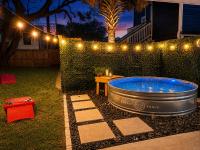 4BR Sleeps 12 Walk to Beach Pool Yard Dogs New 2023 Build - B&B Galveston