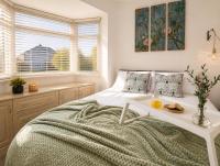 Modern 4-Bed House, Free Parking & WiFi in Swinton - B&B Manchester