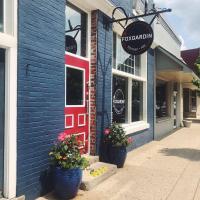 Fortville Fun! 2BR Stylish Home with Game Garage - Chambres d'hôtes Fortville
