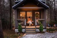 The Cozy Doe Tiny Home in the Woods with Fire Pit - Ferienwohnung Monteagle