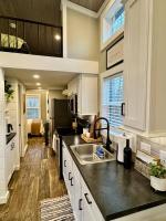 The Cozy Doe Tiny Home in the Woods with Fire Pit - B&B Monteagle