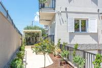 New Dhermi Icon 1 - Parking and Kitchen - Chambres d'hôtes Dhërmi