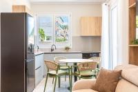 New Dhermi Icon 1 - Parking and Kitchen - Chambres d'hôtes Dhërmi
