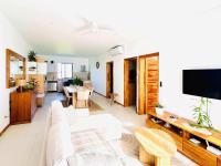Bright 2BR Apartment Terrace & Pool Grand Baie - Ferienwohnung Grand Baie