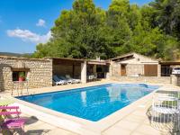 Villa spacieuse à Lioux avec piscine privée et vue montagne - B&B Lioux