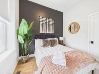 Zen City Escape Patio Free Parking - B&B Chicago