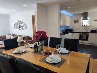 3 Bedroom house, Garden, Parking , Wi-fi, Smart TV, Contractor stay, close to the Beach, Shops, Hospital, Airport - B&B Bournemouth