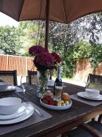 3 Bedroom house, Sleeps up to 10, Garden, Parking , Wi-fi, Smart TV, close to the Beach, Shops, Hospital, Airport, contractor stay - B&B Bournemouth