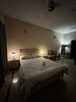 Private Balcony Suite Separate Entrance Garden - Ferienwohnung Islamabad