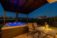 Afitos Luxury Villas -Private Jacuzzi- - Chambres d'hôtes Áfytos