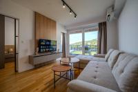 Vik Lakefront Oasis - Beachfront Apartment with Sunset Balcony & Elevator - B&B Ocrida