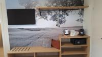 Habitación con cama extragrande y vistas al jardín 